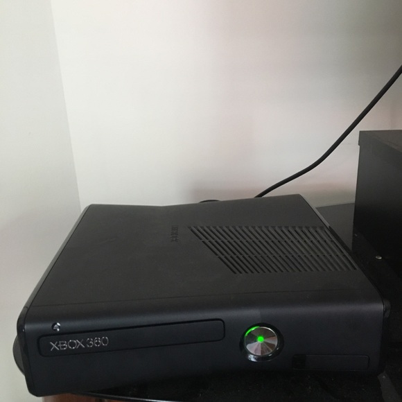 XBOX 360 with 3 games and 2 Xbox controllers - Picture 4 of 5